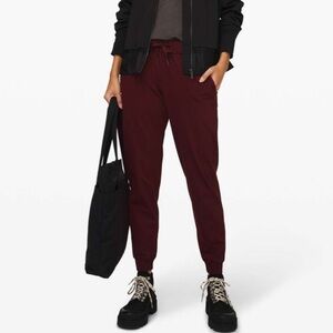 Lululemon On the Fly Jogger Luxtreme in Garnet Size 2